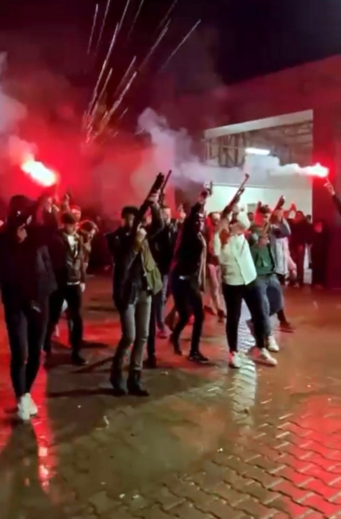 Silahlı Çatışma Değil, Asker Eğlencesi