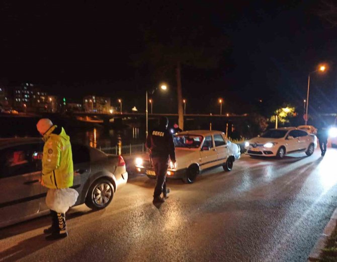 Samsun’da 99 Aranan Şahıs Yakalandı, 56 Bin Sentetik Hap Ele Geçirildi, 95 Araç Trafikten Men Edildi