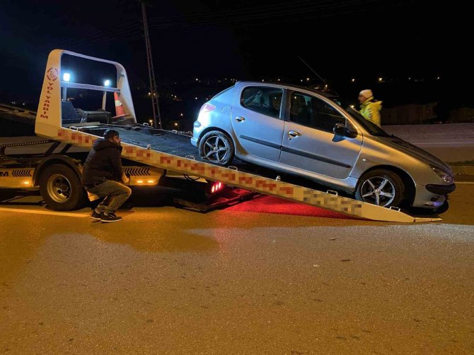 Savrulan Otomobil Refüjden Karşı Şeride Geçti: 1 Yaralı