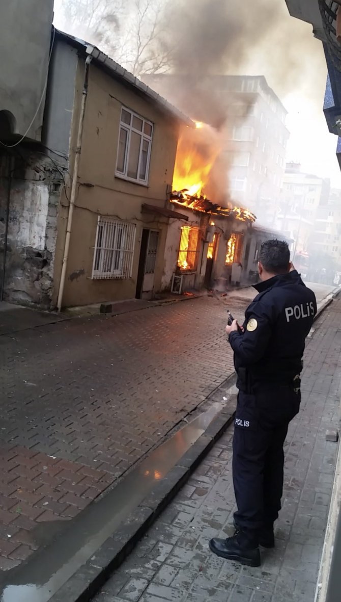 Şişli’de İki Gecekondu Alev Alev Yandı