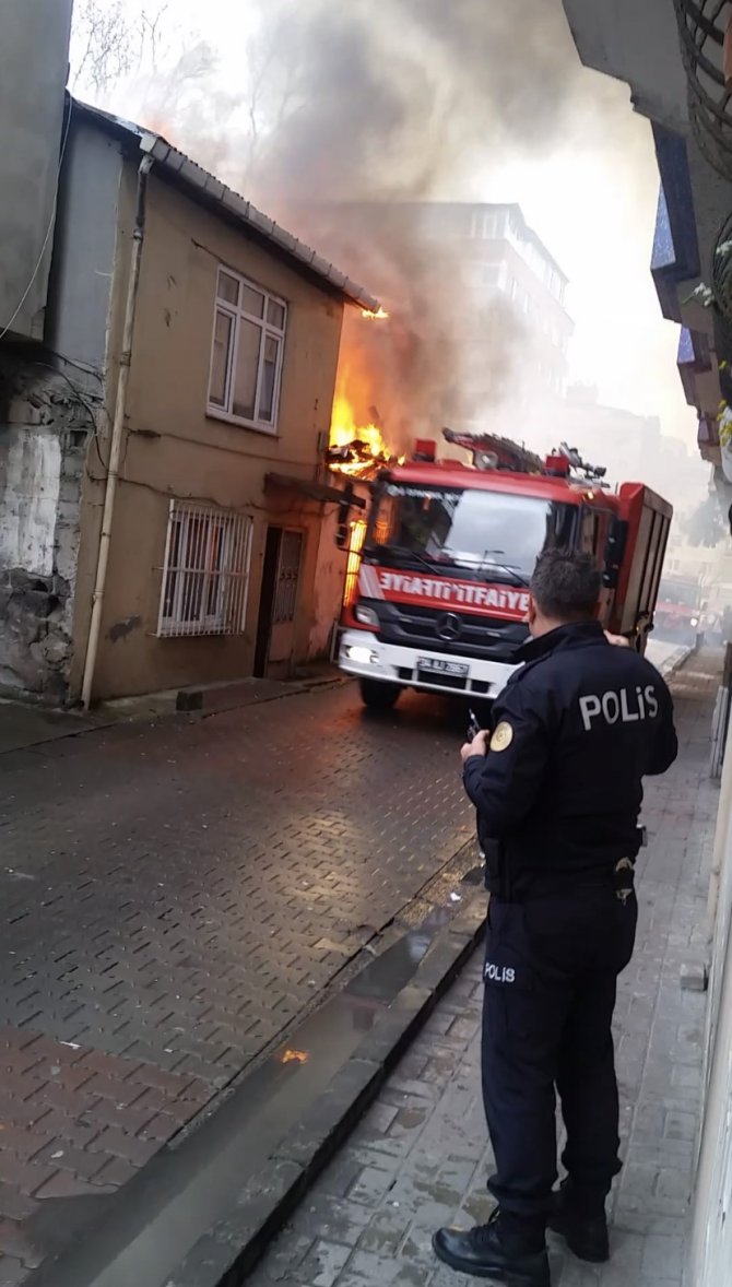 Şişli’de İki Gecekondu Alev Alev Yandı