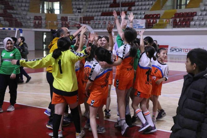 Sivas’ta Düzenlenen Okullar Arası Hentbolda Kupalar Sahiplerini Buldu