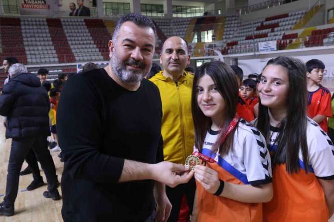 Sivas’ta Düzenlenen Okullar Arası Hentbolda Kupalar Sahiplerini Buldu