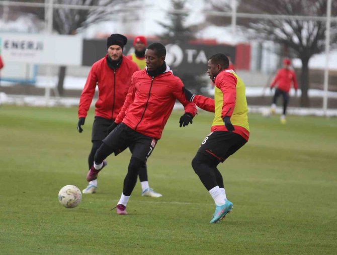 Sivasspor’un Yeni Transferi Jordy Caicedo İlk İdmanına Çıktı