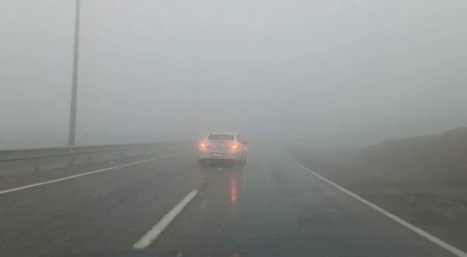 Siirt’te Etkili Olan Sis Görüş Mesafesini Düşürdü, Sürücüler İlerlemekte Zorlandı