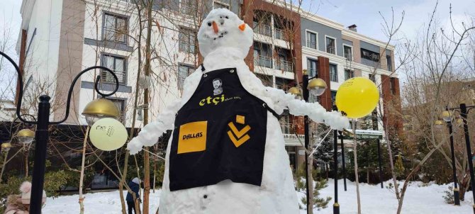 Kar Yağışı Şehir Merkezinde Eğlenceye Dönüştü