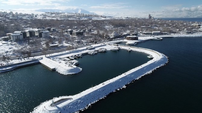 Van’da Kar Yağışı Kartpostallık Görüntüler Oluşturdu