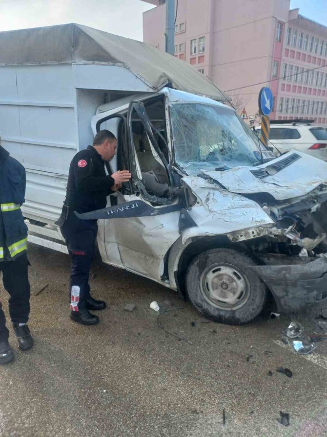 Kamyonet Tırla Çarpıştı: 1 Yaralı