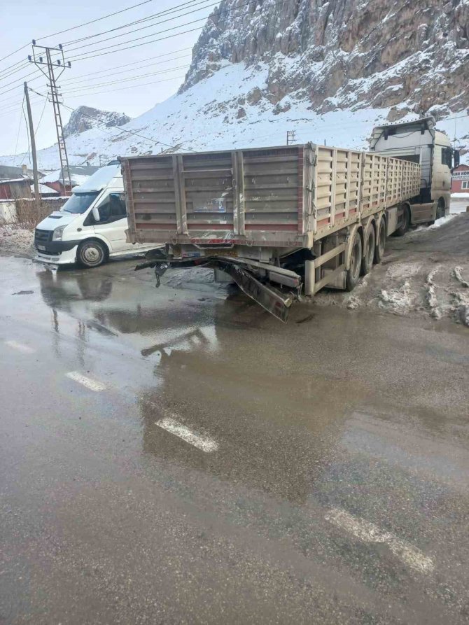 Kamyonet Tırla Çarpıştı: 1 Yaralı