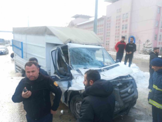 Kamyonet Tırla Çarpıştı: 1 Yaralı
