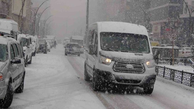 Yüksekova’da Yoğun Kar Yağışı
