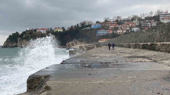 Dalgalar Mendireği Aştı, Vatandaşlar Soğuk Havaya Rağmen Yürüyüş Yaptı