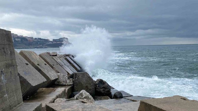 Dalgalar Mendireği Aştı, Vatandaşlar Soğuk Havaya Rağmen Yürüyüş Yaptı
