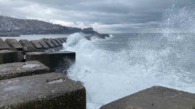 Dalgalar Mendireği Aştı, Vatandaşlar Soğuk Havaya Rağmen Yürüyüş Yaptı