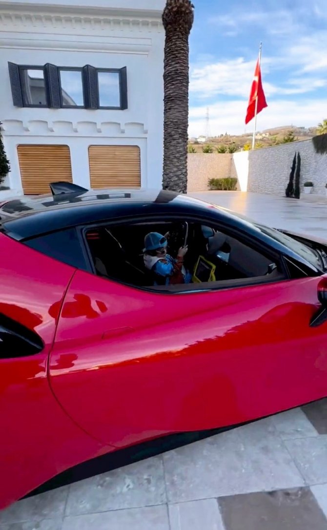 Henüz 3 Yaşında: Oyuncak Araba Kullanır Gibi Ferrari’yi Kullandı