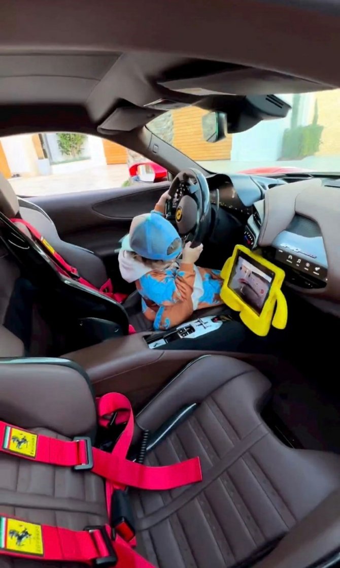 Henüz 3 Yaşında: Oyuncak Araba Kullanır Gibi Ferrari’yi Kullandı