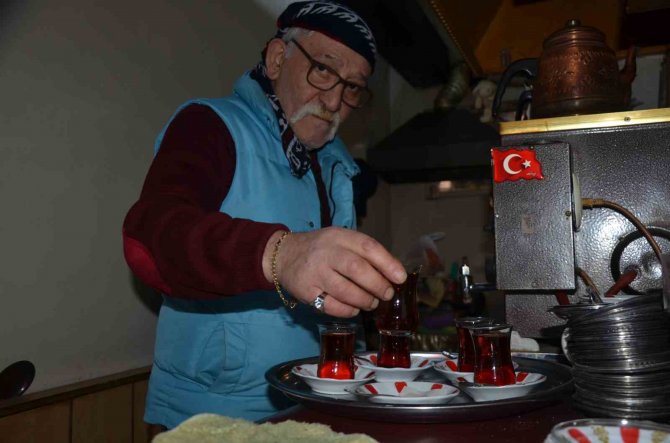 53 Yıldır Çay Kazanının Başında