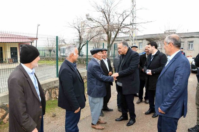 Vali Mahmut Çuhadar, Köylülerin Sorunlarını Dinliyor