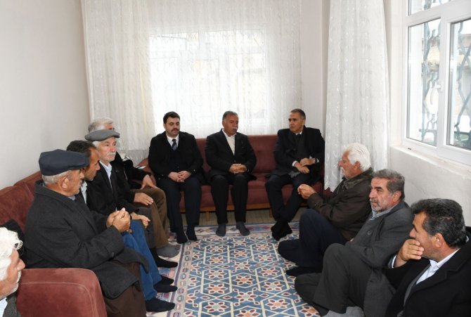 Vali Mahmut Çuhadar, Köylülerin Sorunlarını Dinliyor