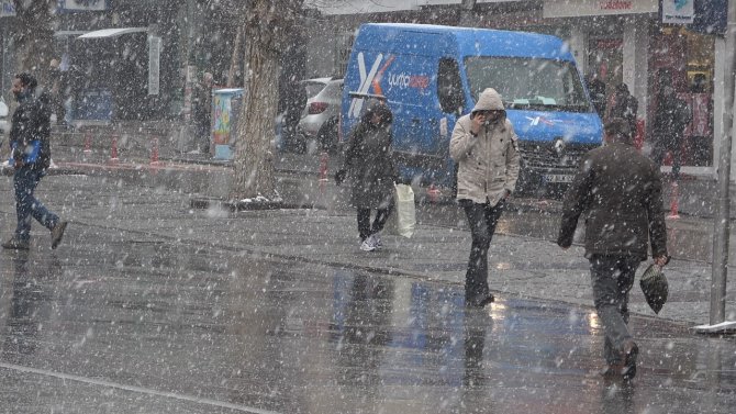 Aksaray’da Şehir Merkezine Yılın İlk Karı Yağdı
