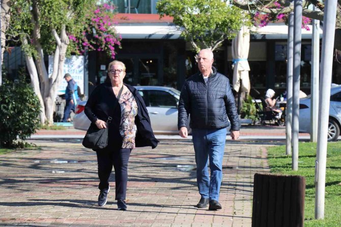 Yaşlı Turistler, Kış Mevsiminde Alanya’yı Tercih Ediyor