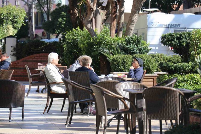 Yaşlı Turistler, Kış Mevsiminde Alanya’yı Tercih Ediyor