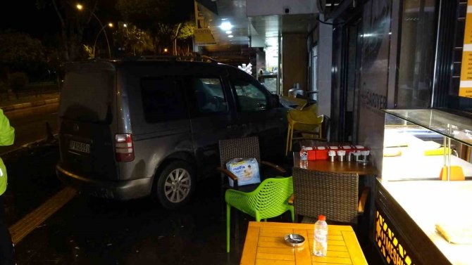 Kaza Yapan Araçlar İş Yerine Girdi, Kaldırımdaki Vatandaş Ölümden Döndü: 5 Yaralı