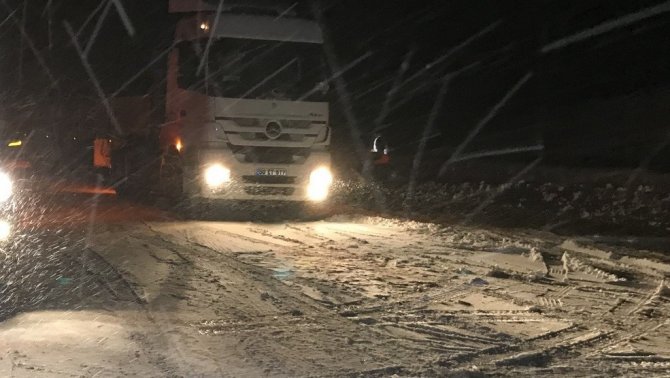 Antalya-konya Karayolu Tırların Geçişine Açıldı