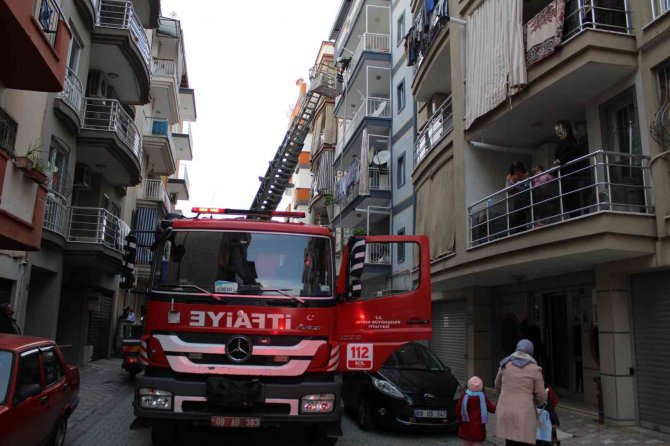 İ̇tfaiye Ekipleri Alevlere Kapıyı Kırarak Müdahale Etti