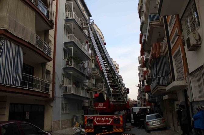 İ̇tfaiye Ekipleri Alevlere Kapıyı Kırarak Müdahale Etti