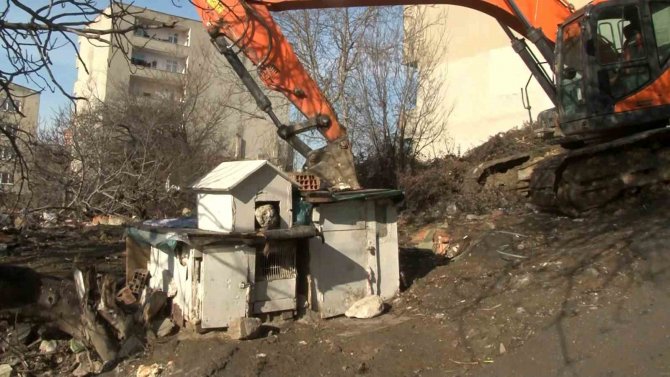 Başakşehir’de Tespiti Yapılan Son Metruk Binanın Yıkımı Yapıldı