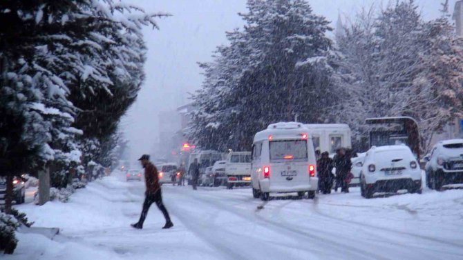 Ahlat’ta Yoğun Kar Yağışı, Tüm Köy Yolları Ulaşıma Kapandı