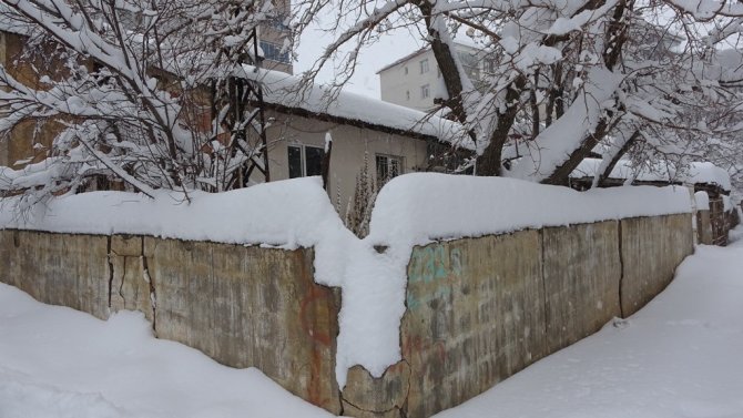 Bitlis’te Tek Katlı Evler Ve Arabalar Kara Gömüldü