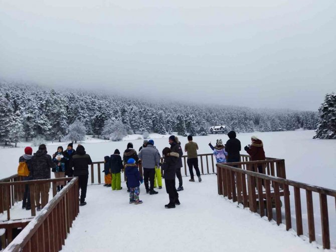 Gölcük Tabiat Parkı’nda Göl Dondu, Ortaya Kartpostallık Görüntüler Çıktı