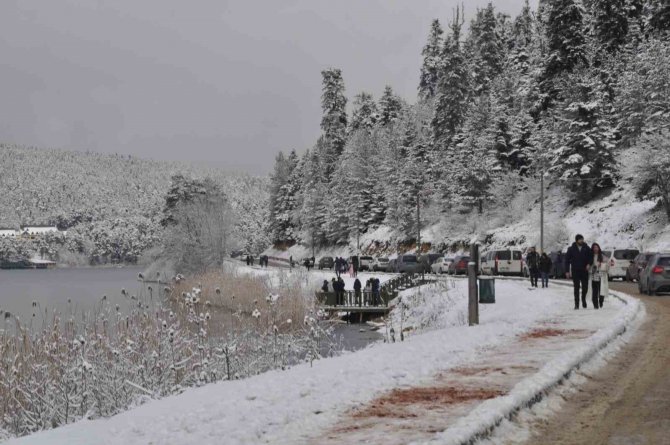 Abant’ta Kar Kalınlığı 15 Santimetreyi Buldu