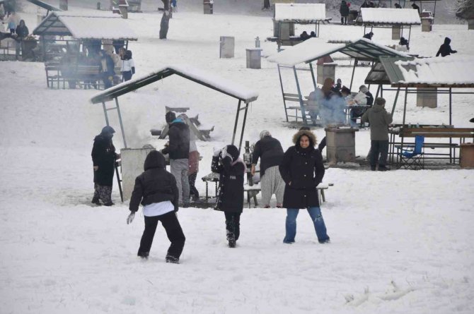 Abant’ta Kar Kalınlığı 15 Santimetreyi Buldu