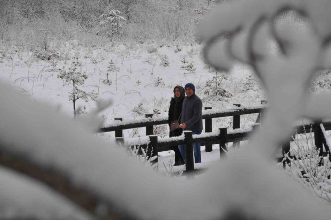 Abant’ta Kar Kalınlığı 15 Santimetreyi Buldu