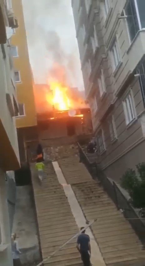 Bursa’da Eski Bina Alev Alev Yandı
