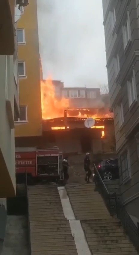 Bursa’da Eski Bina Alev Alev Yandı