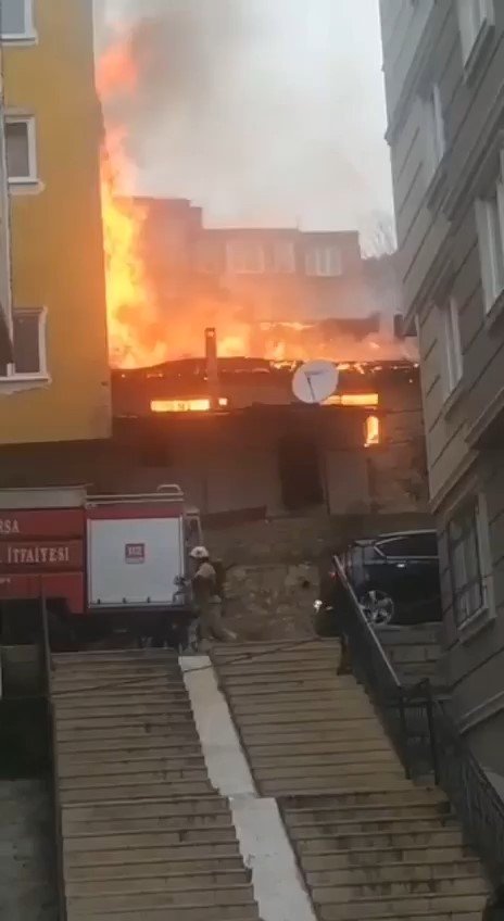 Bursa’da Eski Bina Alev Alev Yandı