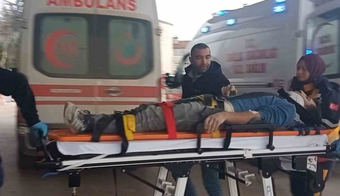 Bursa’da İnanılmaz Olay...3.kattan Ağabeyinin Üzerine Düştü: 2 Yaralı