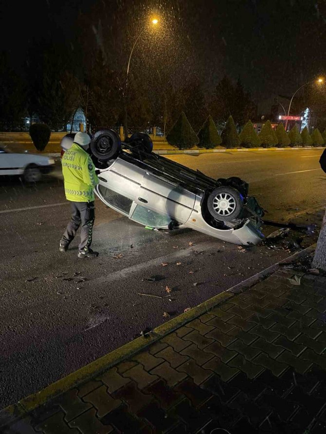 Kontrolden Çıkan Otomobil Takla Attı