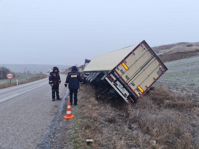 İ̇skilip’te Tavuk Yüklü Tır Devrildi