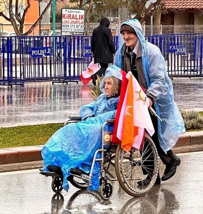 Yağışa Aldırmayan Yaşlı Adam, Engelli Eşini Tekerlekli Sandalyeyle Cumhurbaşkanı’na Götürdü