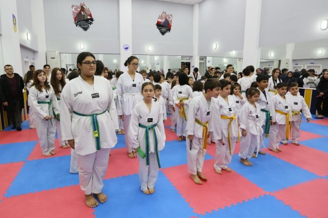 Derince’de 480 Tekvandocu Kuşak Atladı