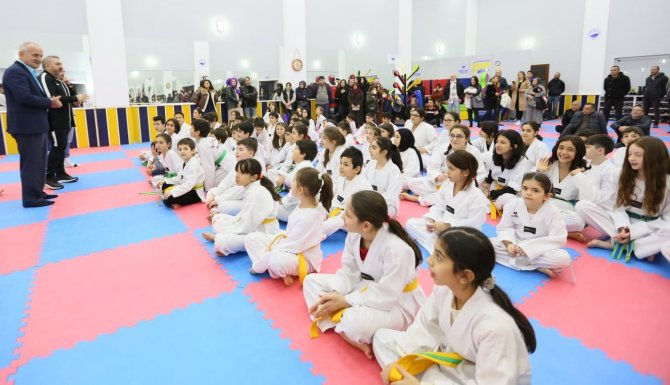 Derince’de 480 Tekvandocu Kuşak Atladı