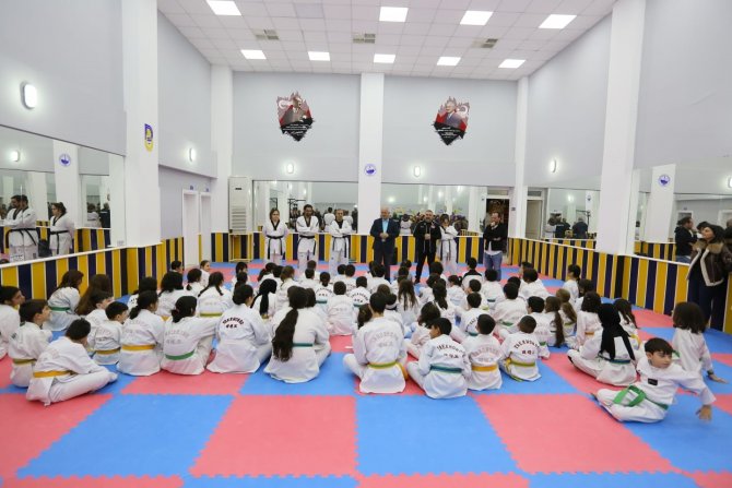 Derince’de 480 Tekvandocu Kuşak Atladı