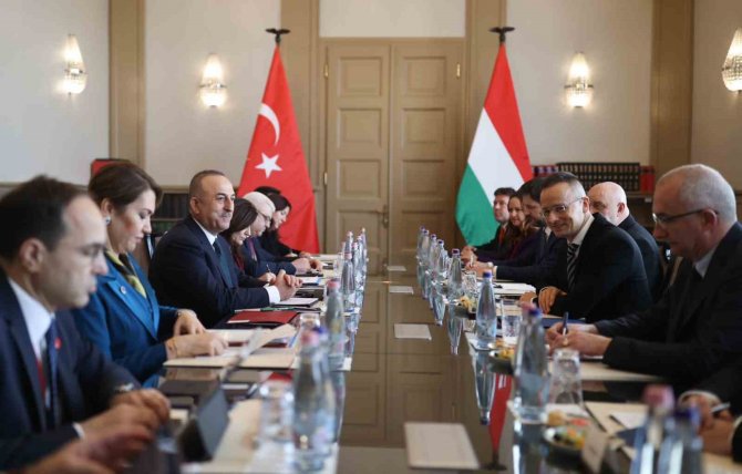 Bakan Çavuşoğlu, Macaristanlı Mevkidaşı Szijjarto İle Görüştü