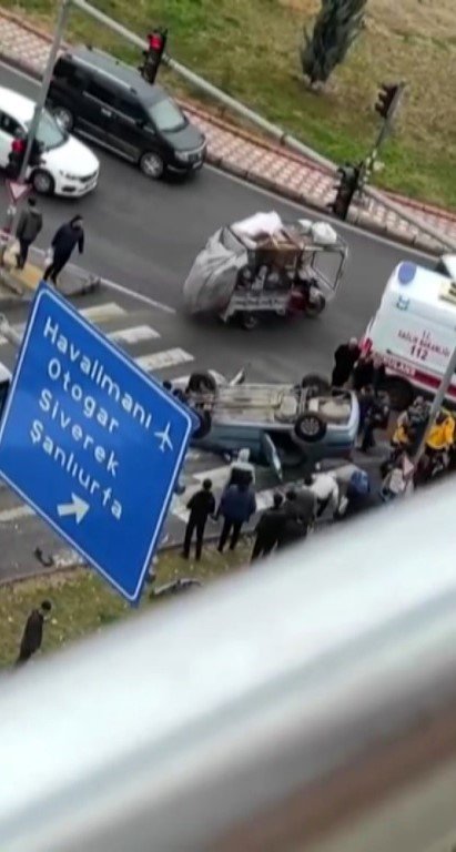 Kontrolsüz Kavşağa Giren Araç Takla Attı: 1 Yaralı