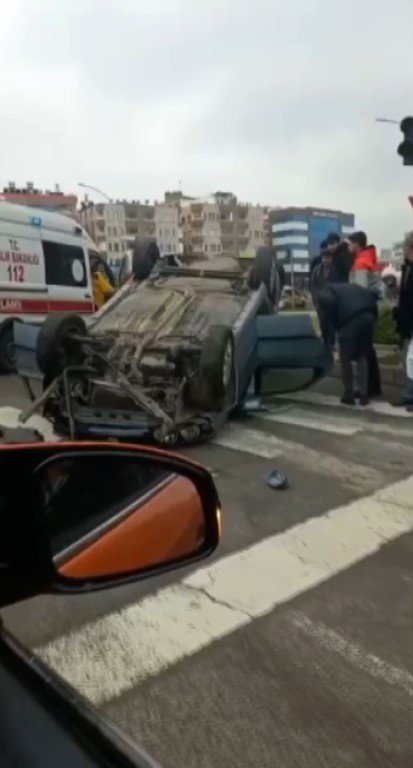 Kontrolsüz Kavşağa Giren Araç Takla Attı: 1 Yaralı